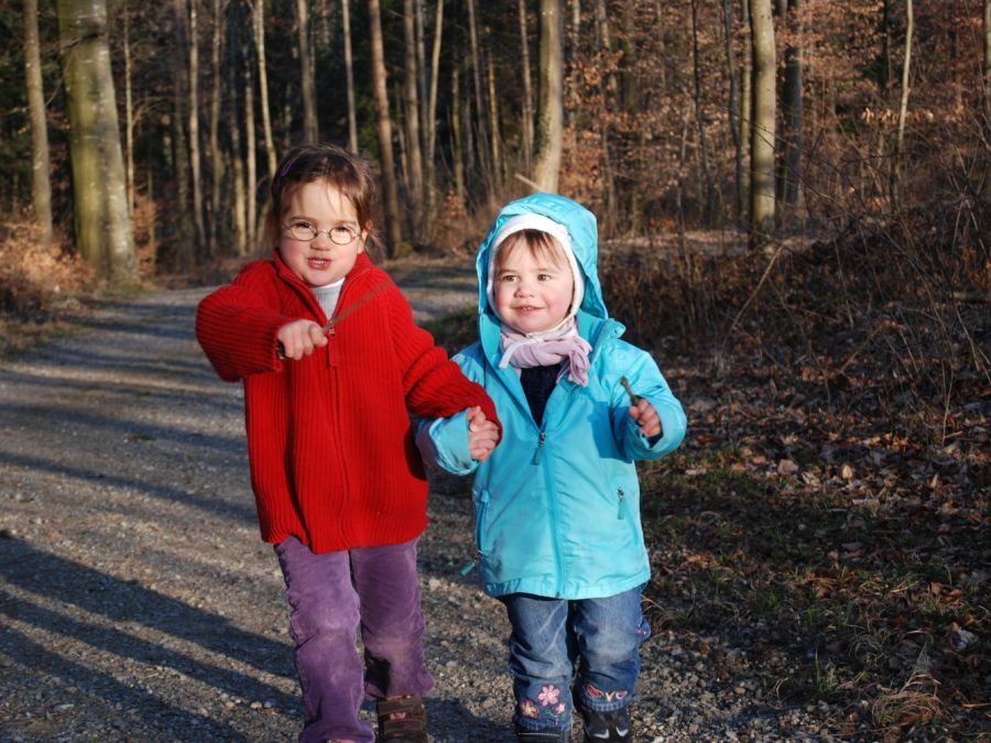 Szene im Wald mit kleinen Kindern (Foto: Jörg Jäggin)