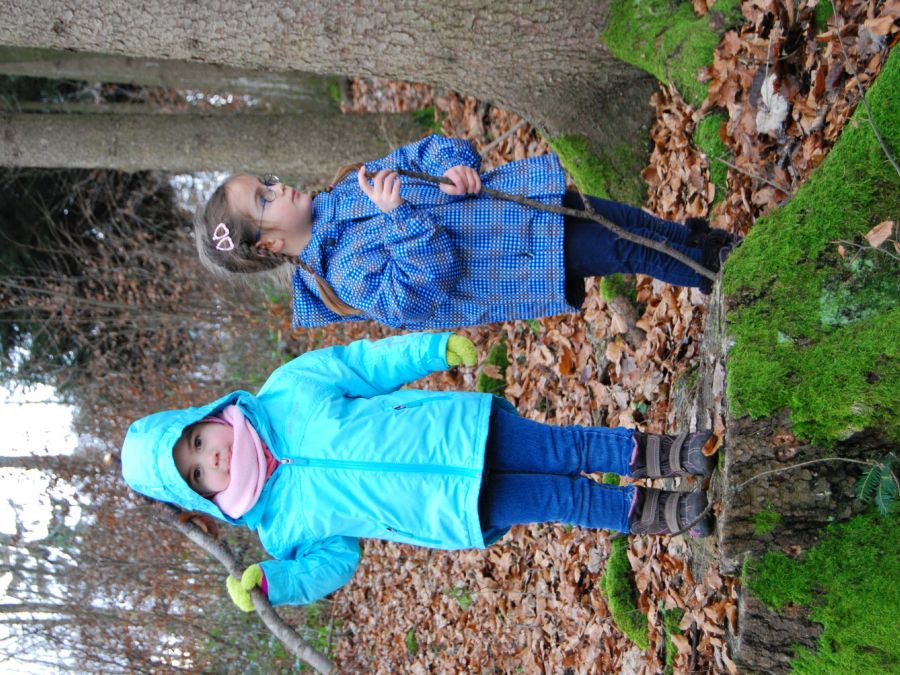 Szene mit kleinen Kindern im Winter im Wald (Foto: Jörg Jäggin)