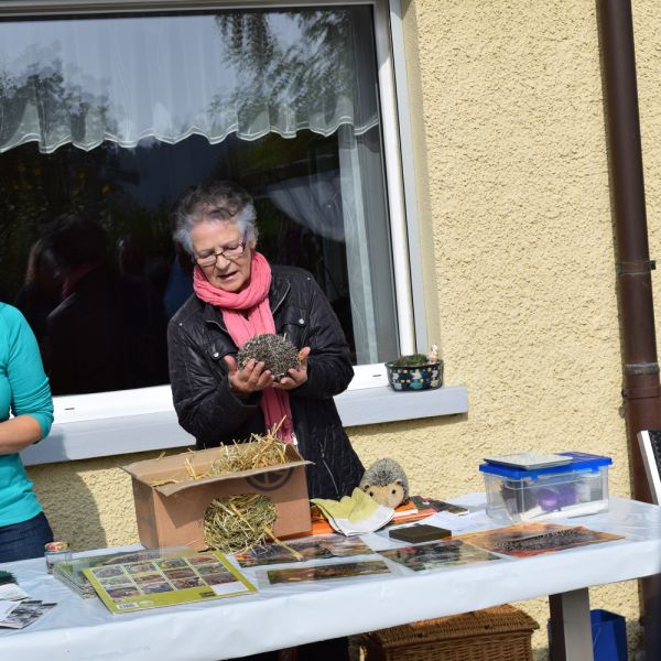 Igelexkursion im Garten von Walter Schläpfer (Foto: Erika Gisler)