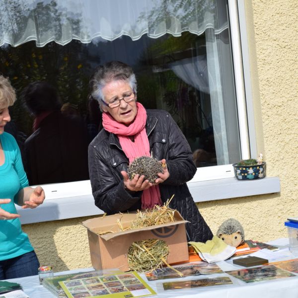 Igelexkursion im Garten von Walter Schläpfer (Foto: Erika Gisler)