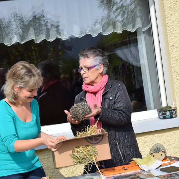 Igelexkursion im Garten von Walter Schläpfer (Foto: Erika Gisler)