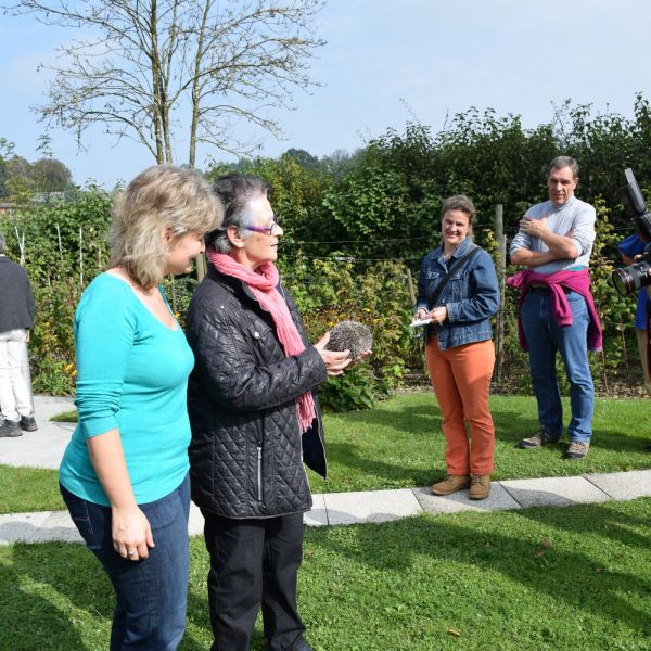Igelexkursion im Garten von Walter Schläpfer (Foto: Erika Gisler)
