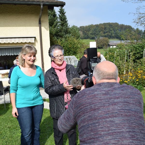 Igelexkursion im Garten von Walter Schläpfer (Foto: Erika Gisler)