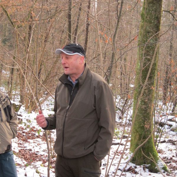Wald-Exkursion mit Güst Erni (Foto: Erika Gisler)