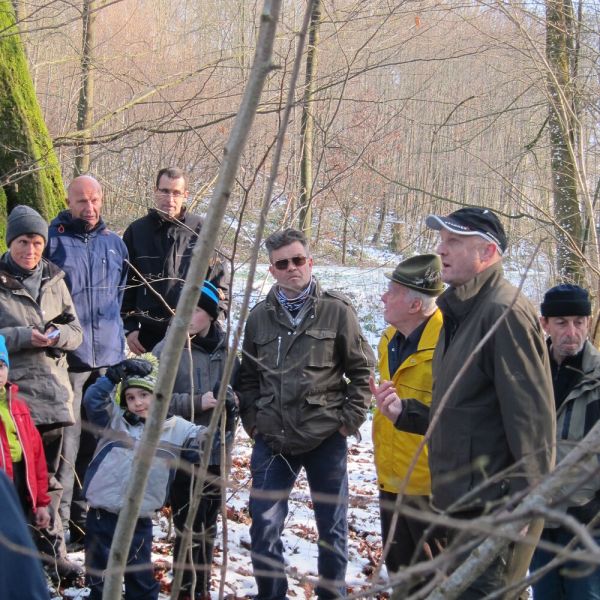 Wald-Exkursion mit Güst Erni (Foto: Erika Gisler)