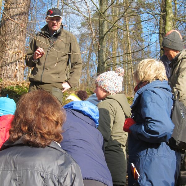 Wald-Exkursion mit Güst Erni (Foto: Erika Gisler)