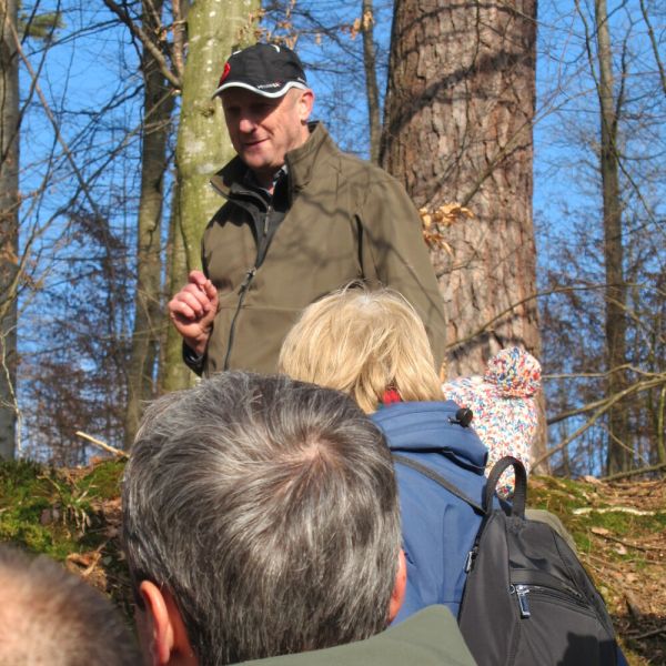 Wald-Exkursion mit Güst Erni (Foto: Erika Gisler)