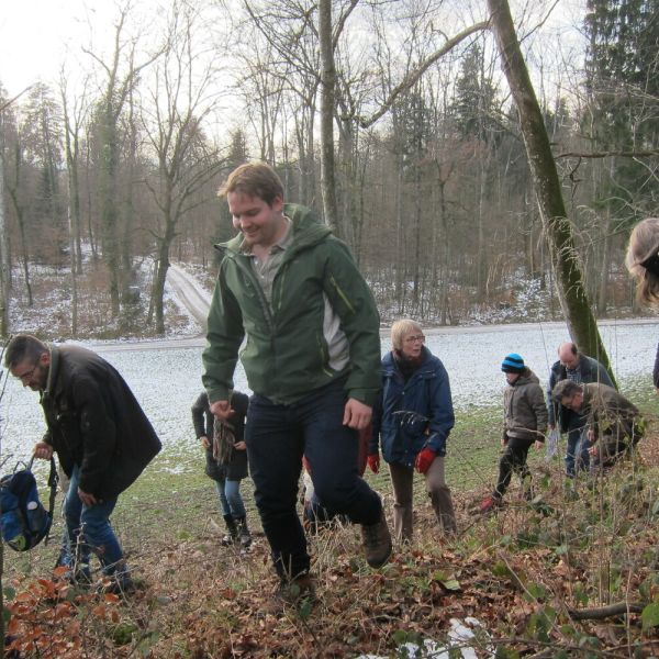 Wald-Exkursion mit Güst Erni (Foto: Erika Gisler)
