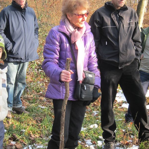Wald-Exkursion mit Güst Erni (Foto: Erika Gisler)