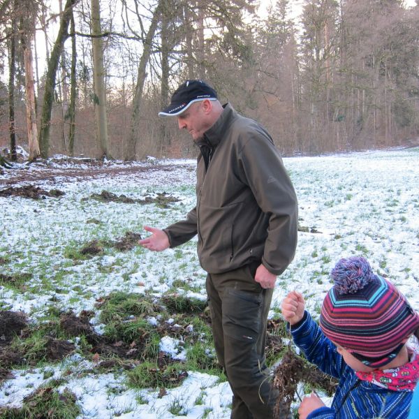 Wald-Exkursion mit Güst Erni (Foto: Erika Gisler)