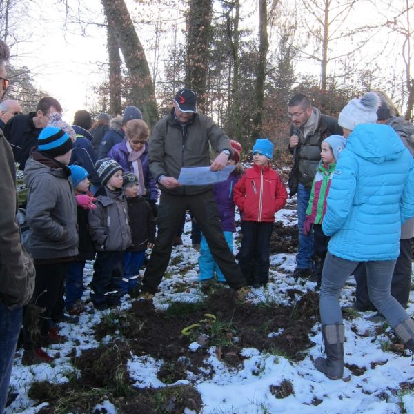 Wald-Exkursion mit Güst Erni (Foto: Erika Gisler)
