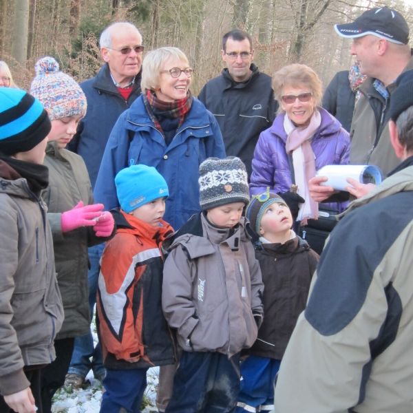 Wald-Exkursion mit Güst Erni (Foto: Erika Gisler)